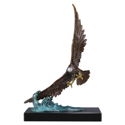 Метална фигура на орел с месингови орнаменти